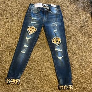 Size 9/28 kancan leopard blue jeans